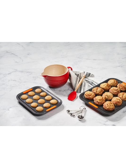 Le Creuset 2-Qt Stoneware Batter Bowl Caribbean 2 Le Creuset 2-Qt Stoneware Batter Bowl Caribbean - Image 2